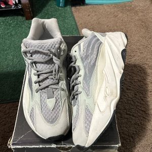 Yeezy 700 v2 statics